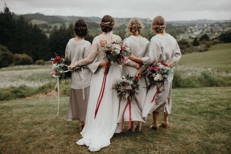 Acessórios de cabelo para madrinhas: headband de flores brancas em cabelo semi preso