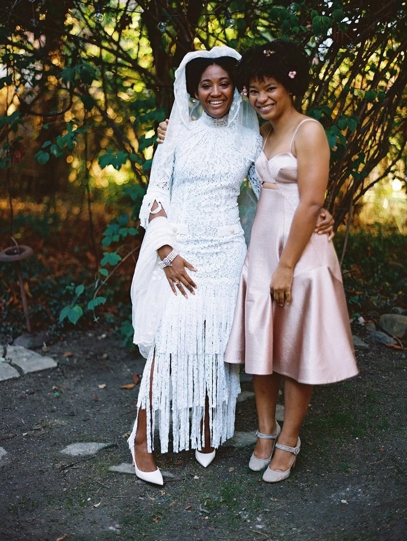 Acessórios de cabelo para madrinhas: trança lateral com pequenas flores brancas