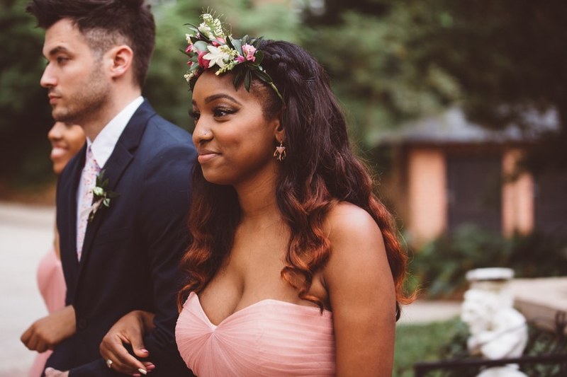 Acessórios de cabelo para madrinhas: coque com acessório de pedraria discreto