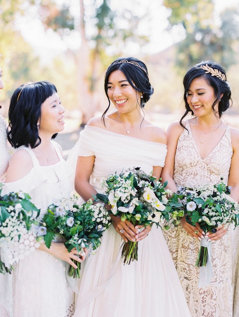 Acessórios de cabelo para madrinhas: tiara de pérolas em coque baixo