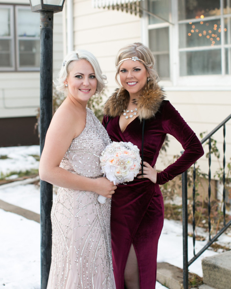Acessórios de cabelo para madrinhas: penteado preso com acessório lateral em flores brancas