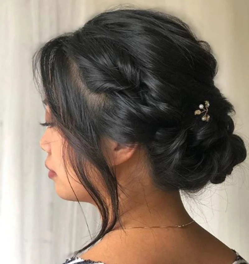 Acessórios de cabelo para madrinhas: cabelo semi preso com flores