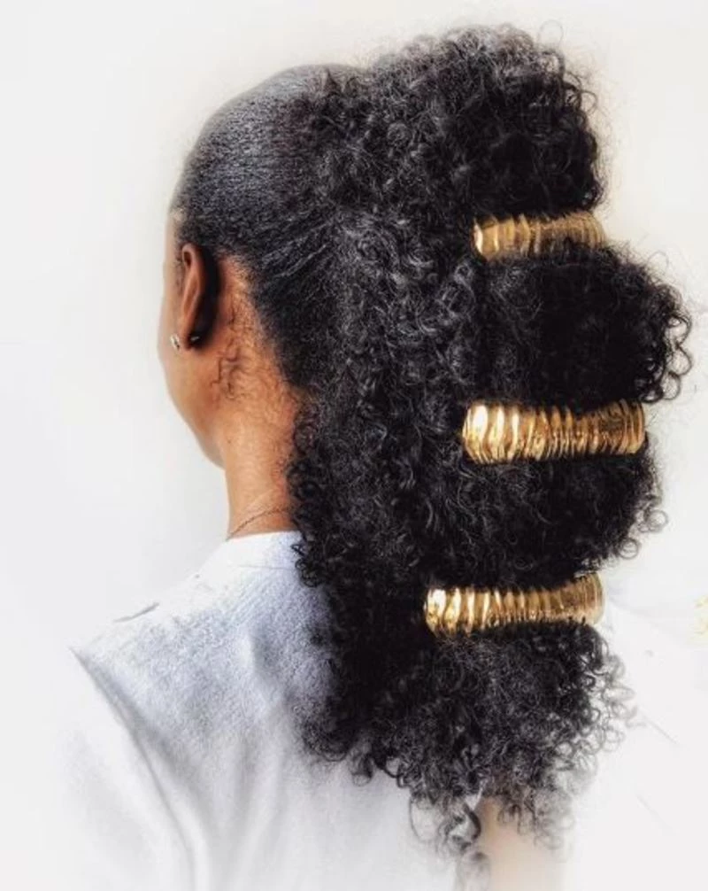 Acessórios de cabelo para madrinhas: coroa de folhas e pérolas