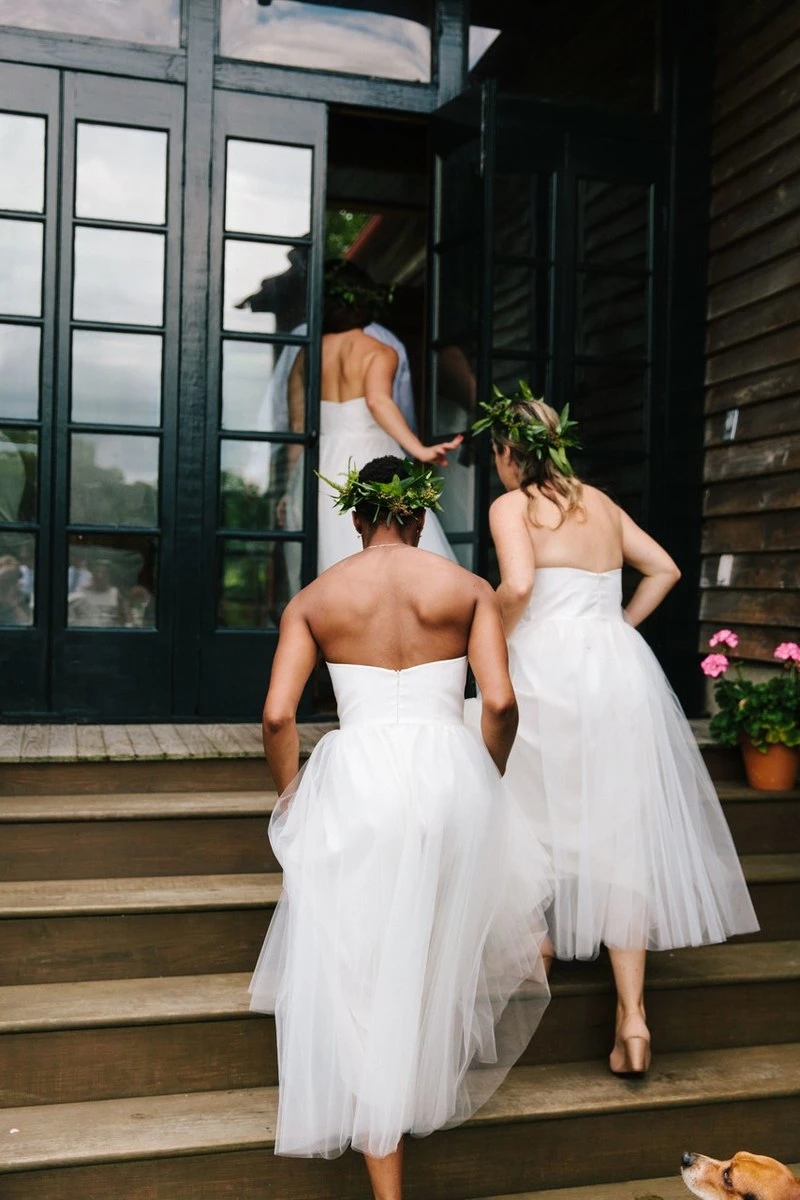 Acessórios de cabelo para madrinhas: coque baixo com grampos de pérolas