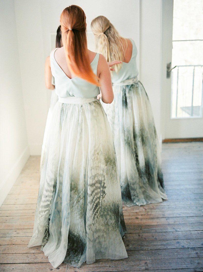 Acessórios de cabelo para madrinhas: cabelo solto com coroa floral amarela