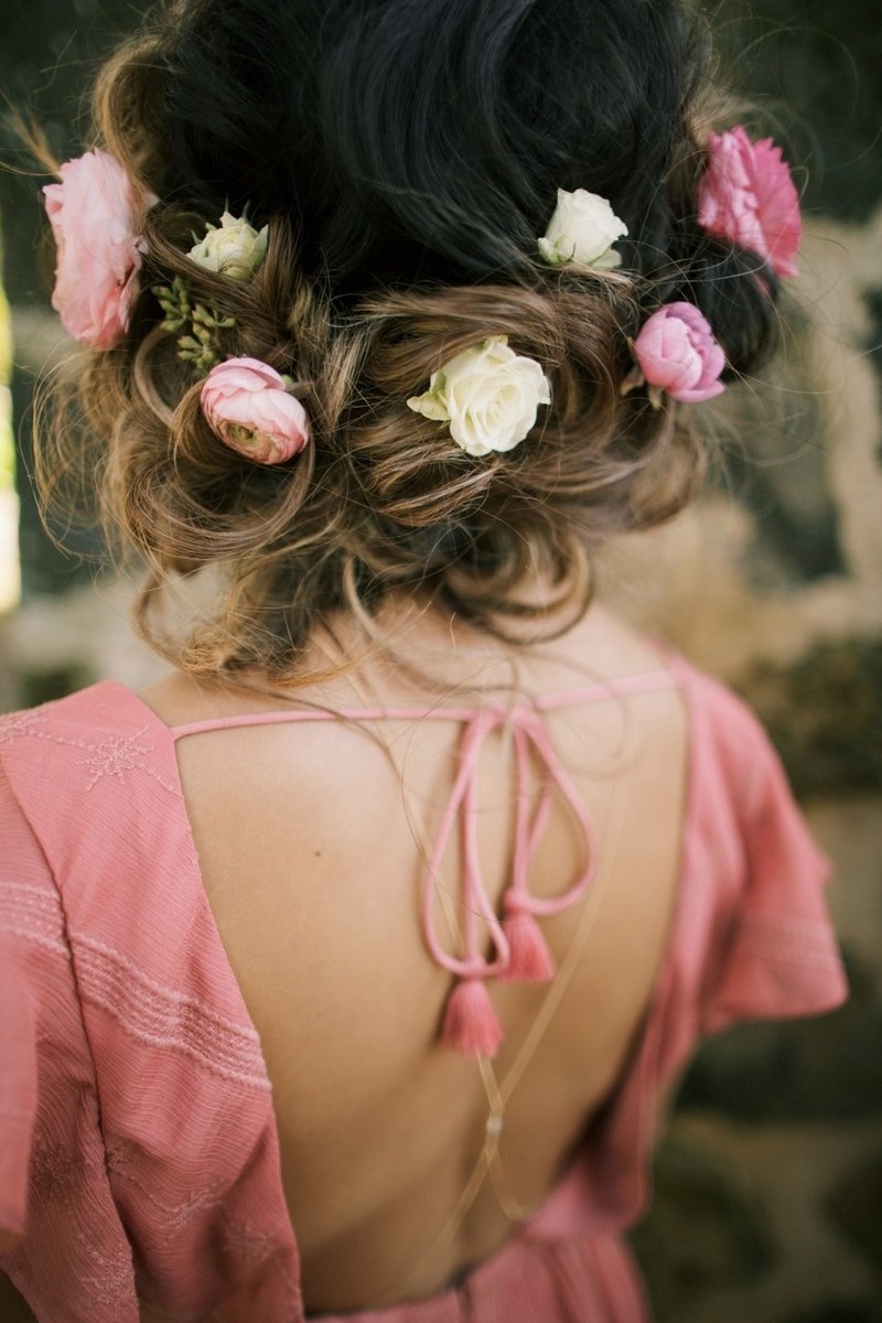 Acessórios de cabelo para madrinhas: tiara fina em coque clássico