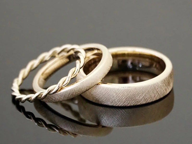alianças de casamento com acabamento fosco e trançado