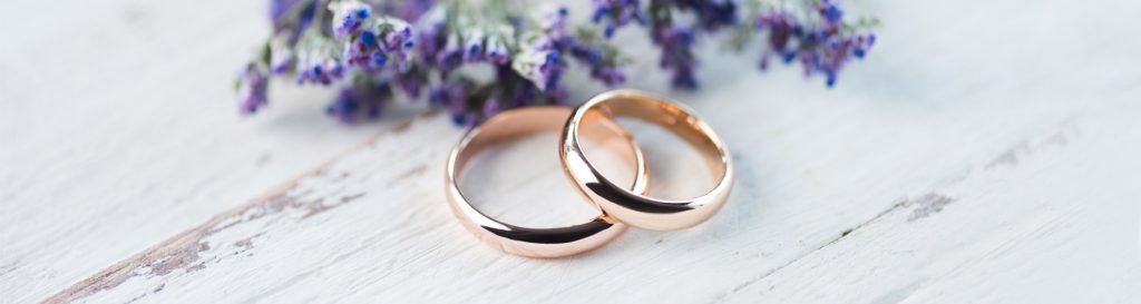 Aliança de casamento de ouro em uma superfície