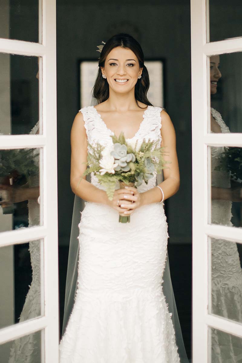 Vestido de noiva moderno de Arianne feito por Isabela Narchi