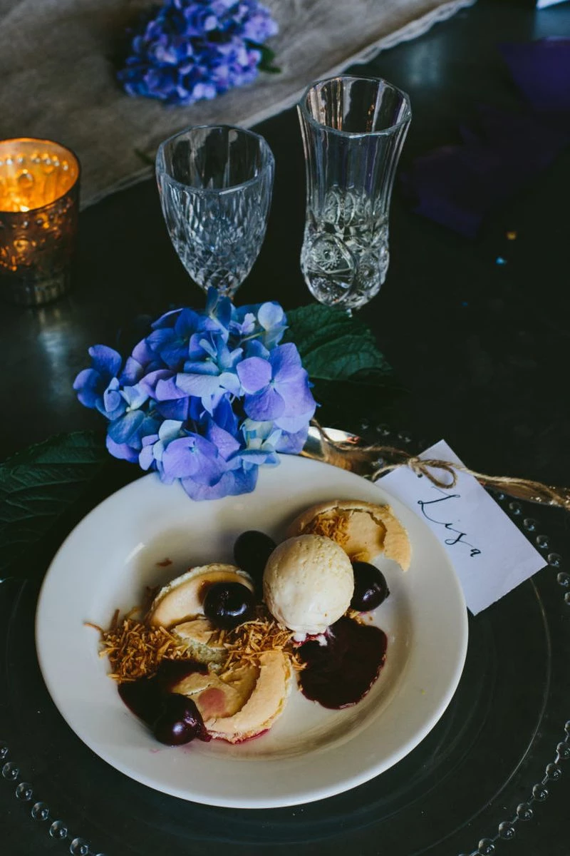 Casal jantando em casa para comemorar bodas de sorvete