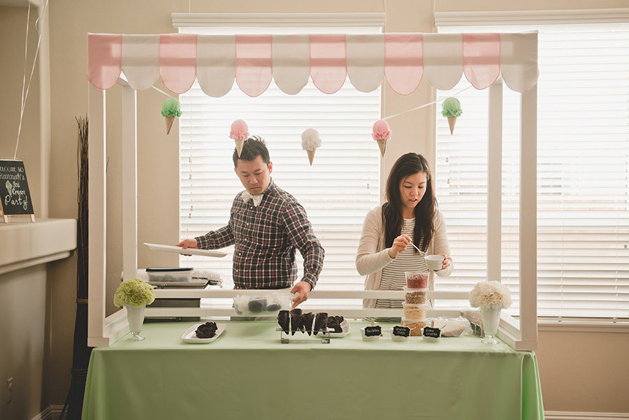 Casal preparando sorvete para festa de bodas de sorvete