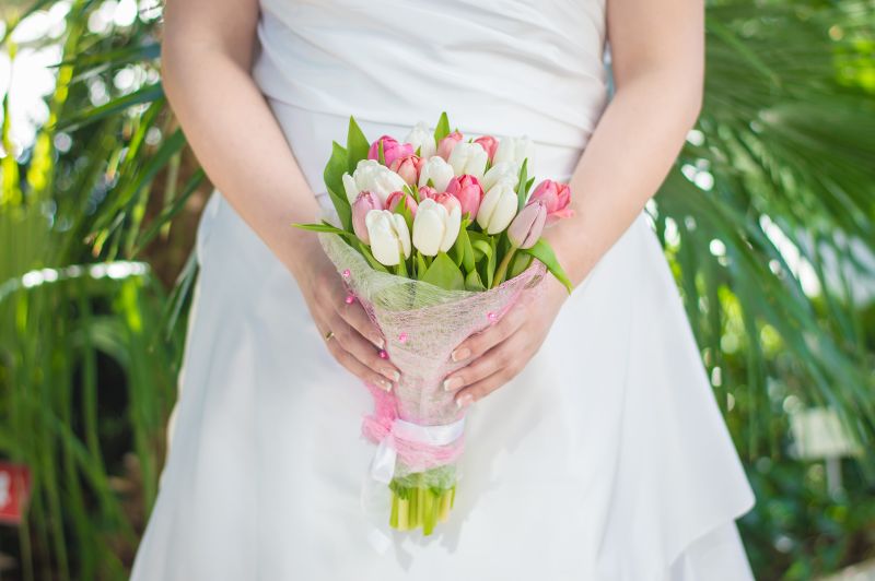 buquê de tulipas rosas e brancas