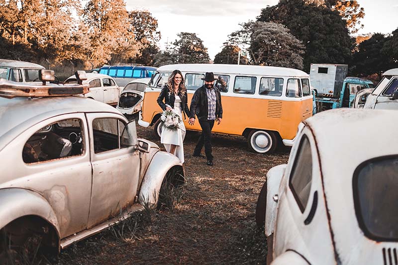 Casal Marcella e Edivaldo em cenário com carros antigos na renovação de votos