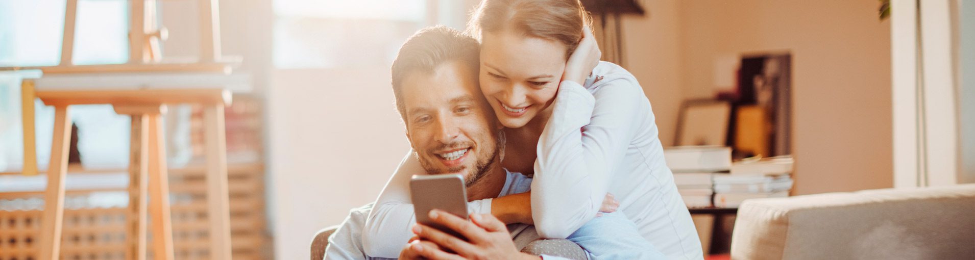 Como organizar um casamento casal olhando matéria|Como organizar um casamento casal olhando matéria|Como organizar um casamento casal conversando com assessora|Como organizar um casamento site de casamento iCasei|Como organizar um casamento convite para entrega|Como organizar um casamento casal olhando matéria no computador