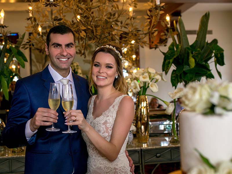 |Casamento ao ar livre noivos se beijando com as cataratas ao fundo|Casamento ao ar livre noiva olhando para vestido|Casamento ao ar livre noivos brindando|Casamento ao ar livre noivos no altar durante cerimônia|Casamento ao ar livre de Ana e Tassir no altar|Casamento ao ar livre de Ana e Tassir bolo e doces|Casamento ao ar livre de Ana e Tassir bolo|Casamento ao ar livre de Ana e Tassir com vista para as cataratas|Casamento ao ar livre de Ana e Tassir convite|Casamento ao ar livre de Ana e Tassir decoração da mesa||Casamento ao ar livre noiva ao lado do vestido|Casamento ao ar livre noiva caminhando até o altar com o pai|Casamento ao ar livre noiva colocando o véu|Casamento ao ar livre noiva com vestido de noiva e véu com renda e transparência|Casamento ao ar livre noiva de costas vestido de renda|Casamento ao ar livre noiva entrando na cerimônia com o pai|Casamento ao ar livre noiva ligando para o noivo|Casamento ao ar livre noiva posado para foto|Casamento ao ar livre noiva posando para foto|Casamento ao ar livre noivos admirando as cataratas|Casamento ao ar livre noivos com madrinha e daminha|Casamento ao ar livre noivos com mãe|Casamento ao ar livre noivos de costas para câmera em uma estrada|Casamento ao ar livre noivos de mãos dadas|Casamento ao ar livre noivos no altar|Casamento ao ar livre noivos olhando um para outro para foto|Casamento ao ar livre noivos saindo da cerimônia|Casamento ao ar livre sapato joias e buquê da noiva|Casamento ao ar livre de Ana e Tassir|Casamento ao ar livre de Ana e Tassir