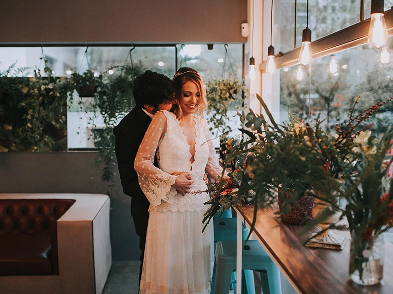 Casamento boho chic noivo abraçando a noiva