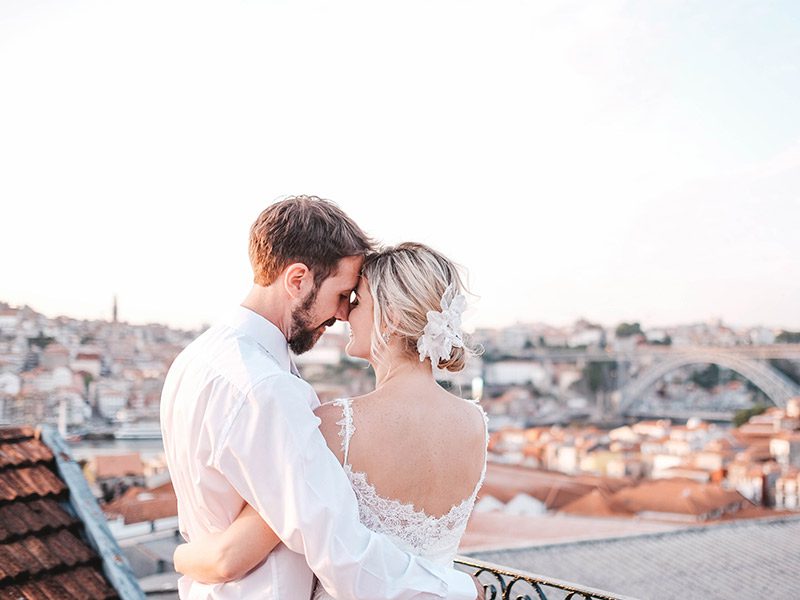 |Casamento em Portugal Natalie e João Paulo em uma varanda|Casamento em Portugal final da cerimônia noivos se beijando na igreja|Casamento em Portugal noivos na varanda da festa|Casamento em Portugal Natalie e João Paulo sorrindo um para o outro|Casamento real Natalie e João entrada deles na festa|Casamento visita Natalie e João Paulo em frente a um vinhedo em Portugal|Casamento visita Natalie e João Paulo amigos e familiares em vinícola em Portugal|Casamento em Portugal amigos dos noivos|Casamento em Portugal entrada dos noivos na festa|Casamento em Portugal família dos noivos|Casamento em Portugal mesa com decoração da festa|Casamento em Portugal Natalie e João Paulo brinde ao pôr-do-sol|Casamento em Portugal Natalie e João Paulo cardápio da festa|Casamento em Portugal Natalie e João Paulo lembrancinhas|Casamento em Portugal Natalie e João Paulo local da festa|Casamento em Portugal Natalie e João Paulo saída da igreja|Casamento em Portugal Natalie e João Paulo se beijando|Casamento em Portugal Natalie e João Paulo sorrindo um para o outro|Casamento em Portugal noiva Natalie com vestido de alça com renda|Casamento em Portugal pais dos noivos|Casamento real Natalie e João Paulo igreja da cerimônia|Casamento em Portugal Natalie e João Paulo familiares