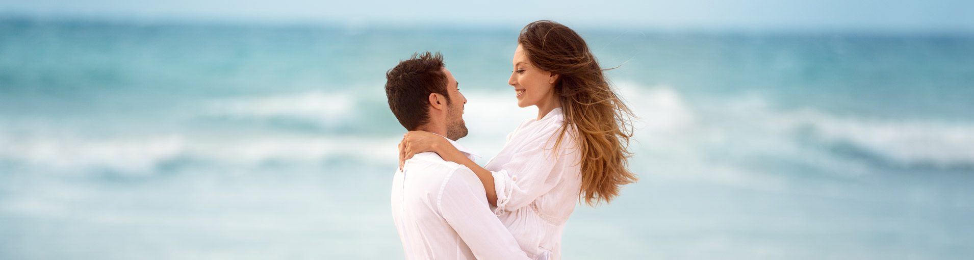 Casamento em Trancoso casal na areia da praia|Casamento em Trancoso cerimônia na praia|Casamento em Trancoso pousada próxima do aeroporto|Casamento em Trancoso pousada estrutura para festa|Casamento em Trancoso casal se beijando no final da cerimônia|Casamento em Trancoso dançando na festa|Casamento em Trancoso atividades