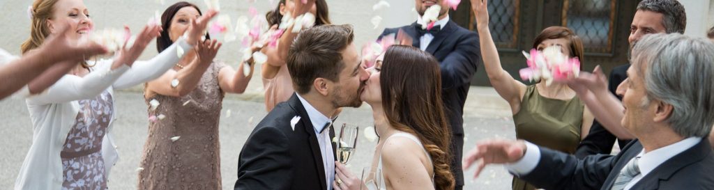 Casamento no feriado casal se beijando no brinde|Casamento no feriado casal saindo da cerimônia|Casamento em feriado noiva sendo maquiada|Casamento no feriado noiva posando com buquê
