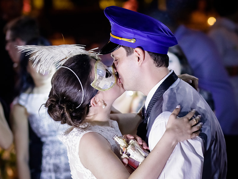 Casamento real Bruna e Thiago noivos se beijando na festa