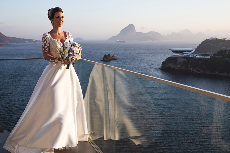 Vestido de noiva clássico de Carol Hungria usado por Cássia - Foto: Giovani Garcia