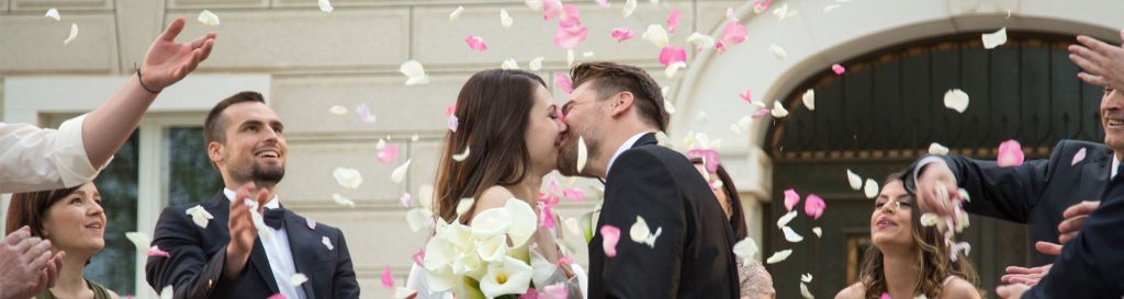 Cerimônia de casamento noivos com rosas||Cerimônia de casamento noivos celebrando com óculos