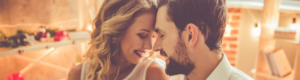 Checklist para o dia do casamento tudo o que você precisa fazer|Noivos felizes comemorando|Noiva se maquiando|Noiva com as amigas antes do casamento|Casal planejando com um notebook||Checklist para o dia do casamento tudo o que você precisa fazer|Checklist para o dia do casamento tudo o que você precisa fazer