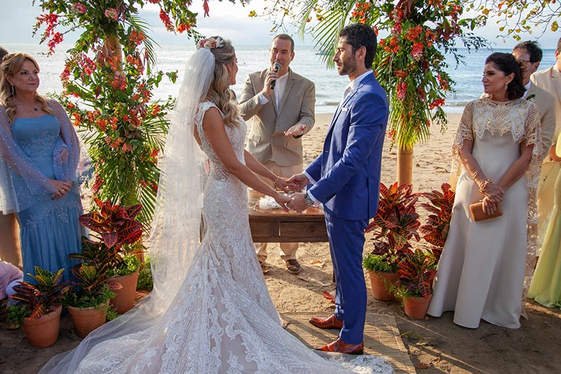 Casamento de Christiane e Guilherme na praia, festa e amor