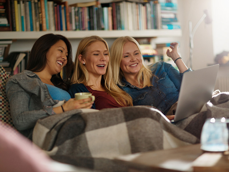 o que fazer antes do casamento: assistir filme com as amigas para relaxar