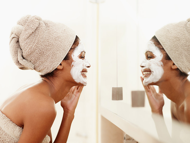 o que fazer antes do casamento: máscara facial testada previamente para evitar alergia