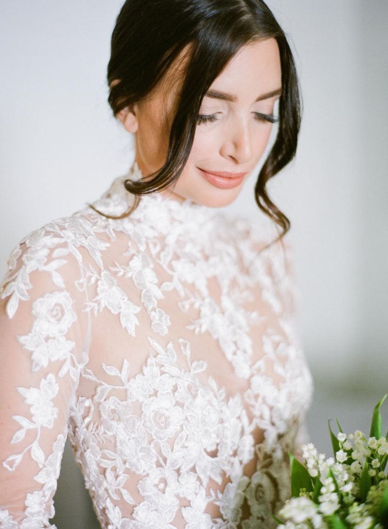 Coques para noivas com cachos soltos e textura despojada