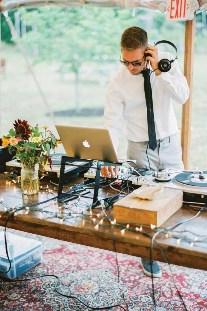 DJ em festa de casamento.