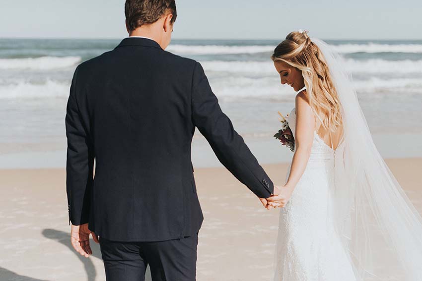 Daniela e Fernando aproveitando o pôr do sol na praia