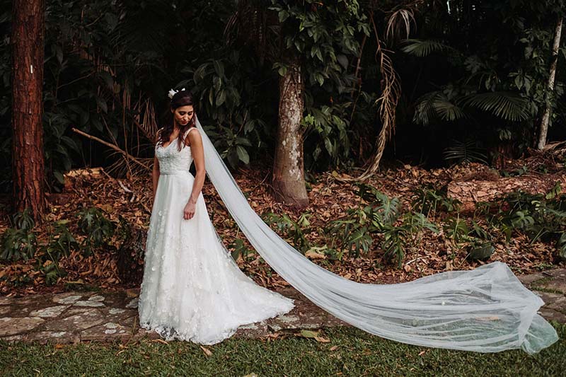 Vestido leve e delicado do casamento natural Danielle e André