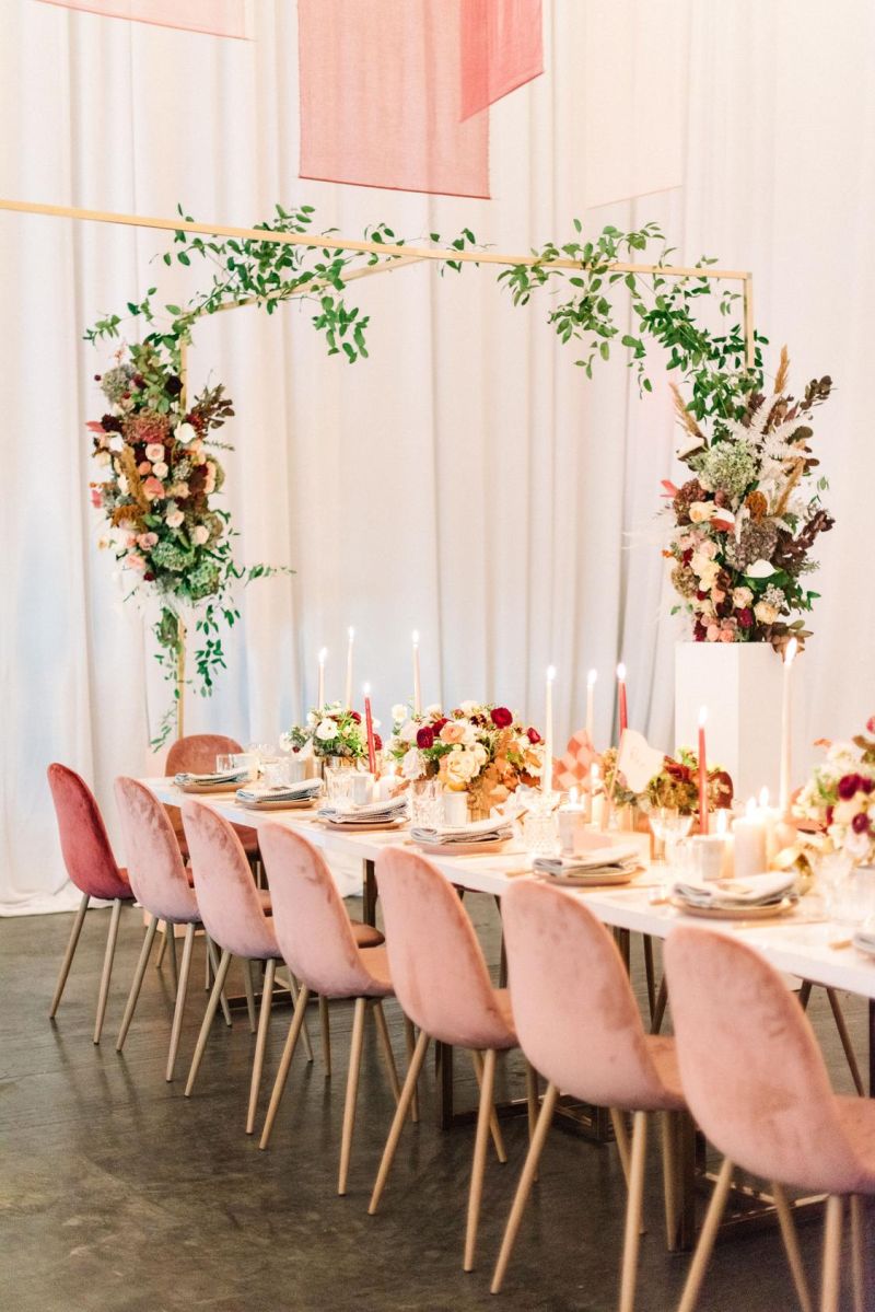 Cadeira colorida no casamento 