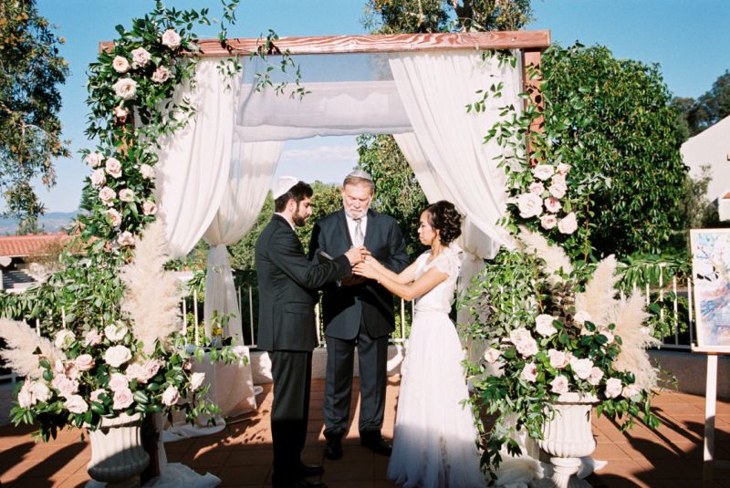 Noivos no altar durante o casamento 