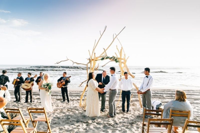 Casamento na praia com vista para o mar