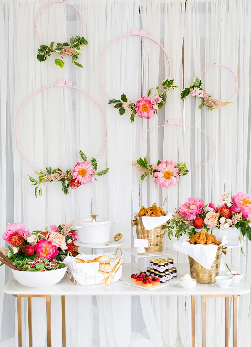 decoração de chá de panela com utensílios e flores