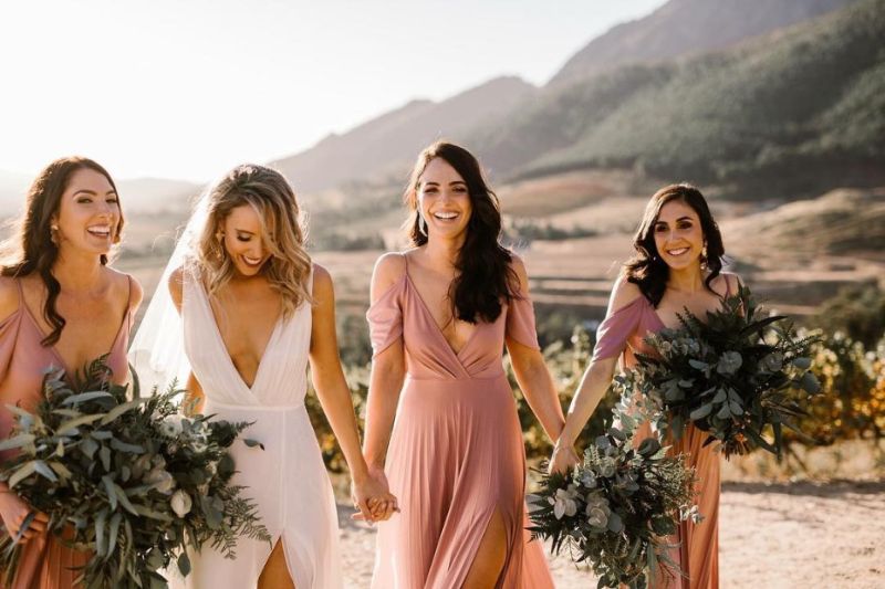 demoiselle no casamento ao lado da noiva de mãos dadas