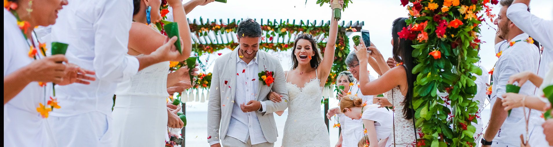 Destination wedding Tailândia Maria e Thomas|Destination wedding Tailândia noivos saindo do altar|Destination wedding Tailândia noivos se olhando no altar|Destination wedding Tailândia noivos dançando|Destination wedding Tailândia noiva na praia com vestido de renda|Destination wedding Tailândia padrinhos e madrinhas celebrando com os noivos|||||||||||||||||||||||||||||||||||||||||||||