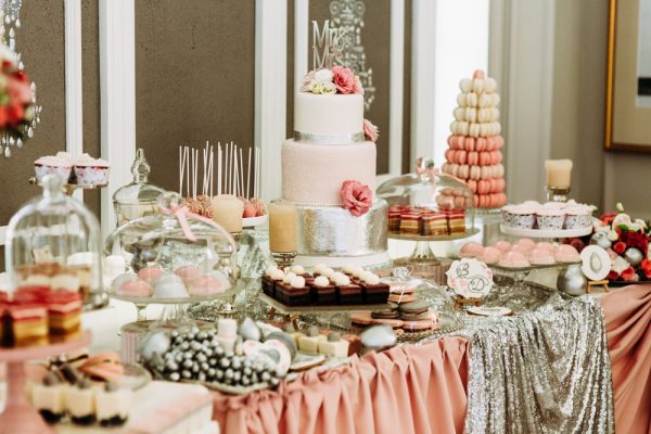 |mesa-de-doces-para-casamento-com-flores-brancas|mesa-de-doces-para-casamento-com-forminhas-coloridas|mesa-de-doces-para-casamento-com-forminhas-coloridas|mesa-de-doces-para-casamento-com-flores-brancas|mesa-de-doces-para-casamento-com-decoracao-colorida|mesa-de-doces-para-casamento-com-forminhas-coloridas||Doces para casamento: sabores mais pedidos