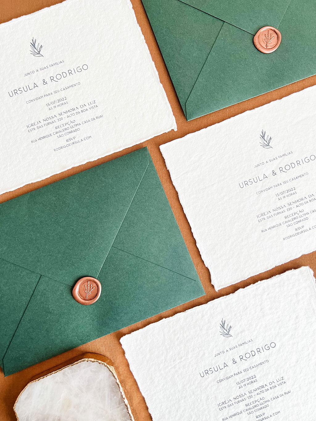 Convite de casamento artesanal com envelope verde - Foto: Dona Amélie