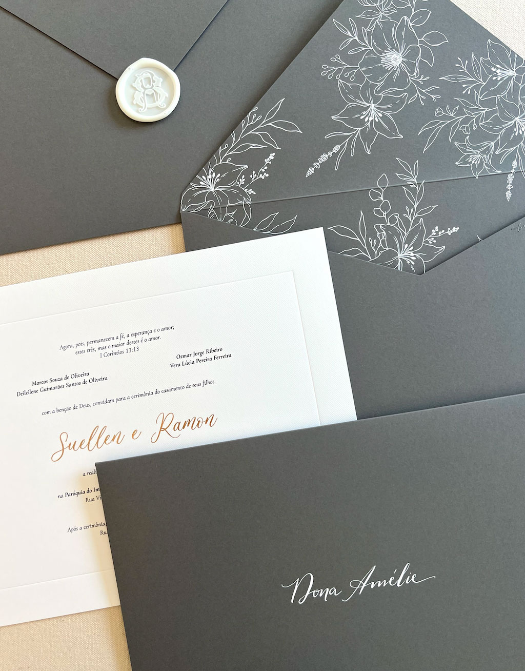 Convite de casamento com tons escuros e papel texturizado - Foto: Dona Amélie