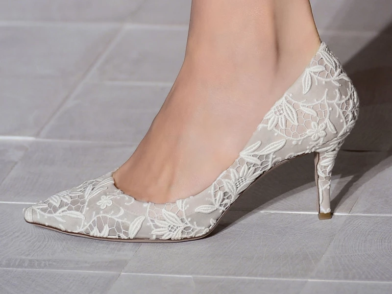 sapato para noiva de salto baixo modelo clássico branco