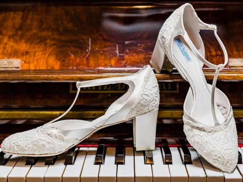 sapato para noiva de salto baixo com pedrarias finas