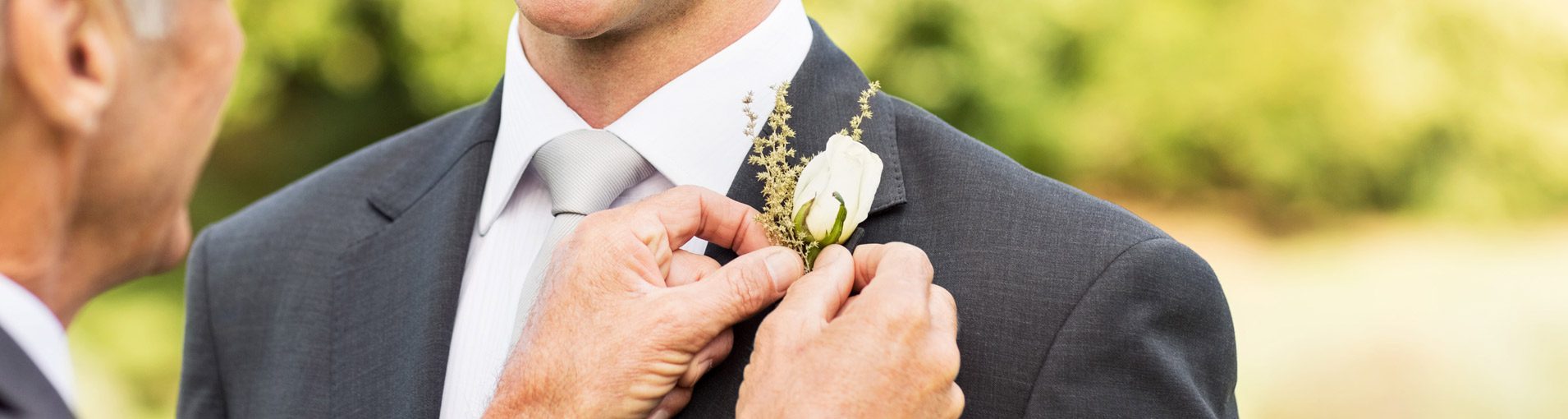 Flor de lapela quais modelos o noivo pode usar|Flor de lapela como combinar com o casamento|Flor de lapela três modelos diferentes de flor|Flor de lapela camélia e noivo com terno azul|Flor de lapela rosa branca e noivo com terno azul claro|Flor de lapela lavanda e noivo com terno azul claro|Flor de lapela orquídea branca e noivo com terno bege|Flor de lapela jasmin e noivo com terno preto|Flor de lapela suculenta e noivo com terno cinza|Flor de lapela hortênsia e noivo com terno preto|Flor de lapela flores do campo e noivo com terno azul escuro|Flor de lapela tulipa e noivo com terno cinza claro|Flor de lapela cravo e noivo com terno azul claro|Flor de lapela rainha Vitória com príncipe Albert|flor de lapela orquídea branca