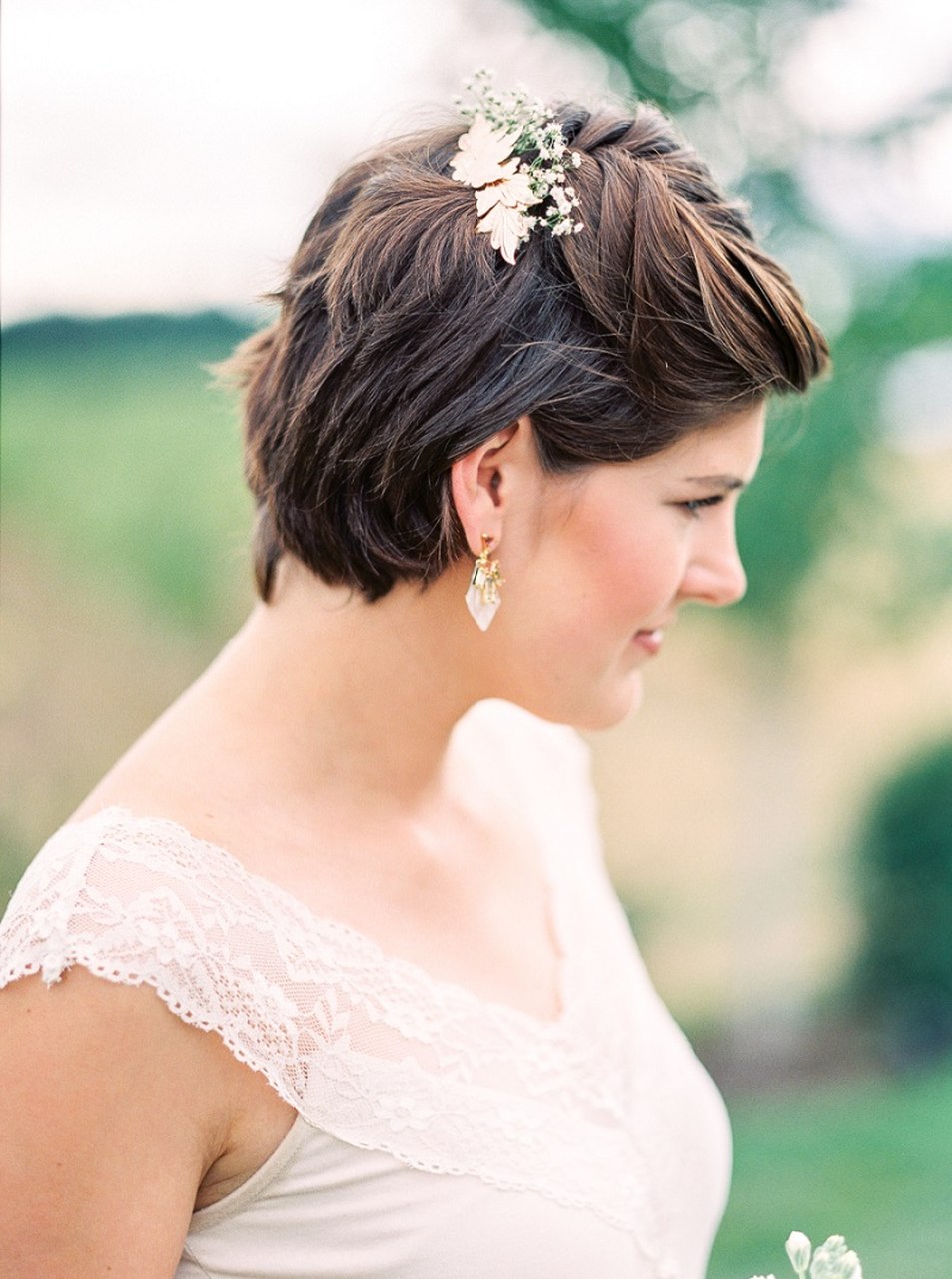 Look de penteado de cabelo curto para casamento
