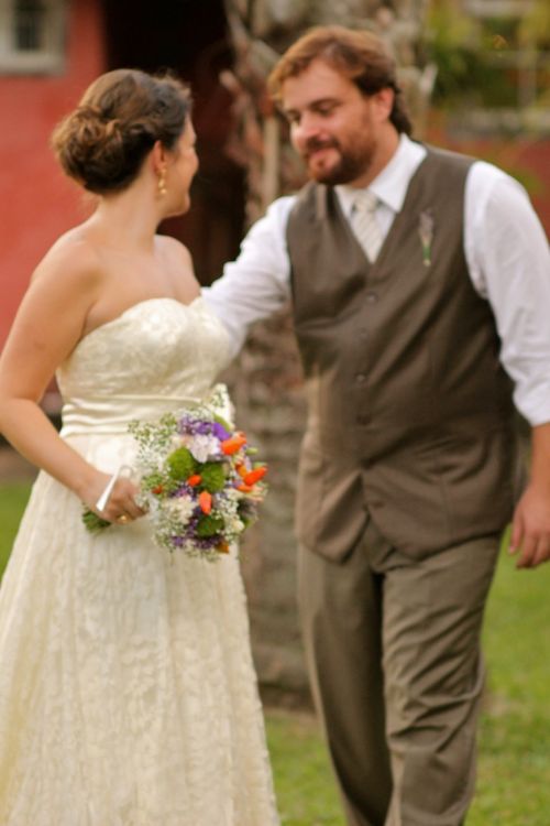 Casamento ao ar livre Giovanka e Caju com noivos celebrando