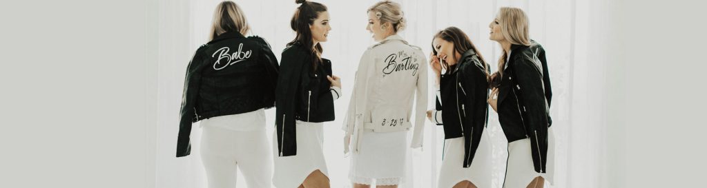 Jaquetas personalizadas para usar no casamento|Jaquetas personalizadas para casamento noiva e madrinhas|Jaquetas personalizadas para casamento Kim e Kanye West|Jaquetas personalizadas para casamento noiva boho|Jaquetas personalizadas para casamento com vestido solto|Jaquetas personalizadas para casamento acinturada na noiva|Jaquetas personalizadas para casamento noiva clássica|Jaquetas personalizadas para casamento off white|Jaquetas personalizadas para noiva romântica|Jaquetas personalizadas para noiva e madrinhas|Jaquetas personalizadas frase nas costas|Jaquetas personalizadas letra caligráfica|Jaquetas personalizadas para noiva guardar como lembrança|Jaquetas personalizadas para usar no casamento