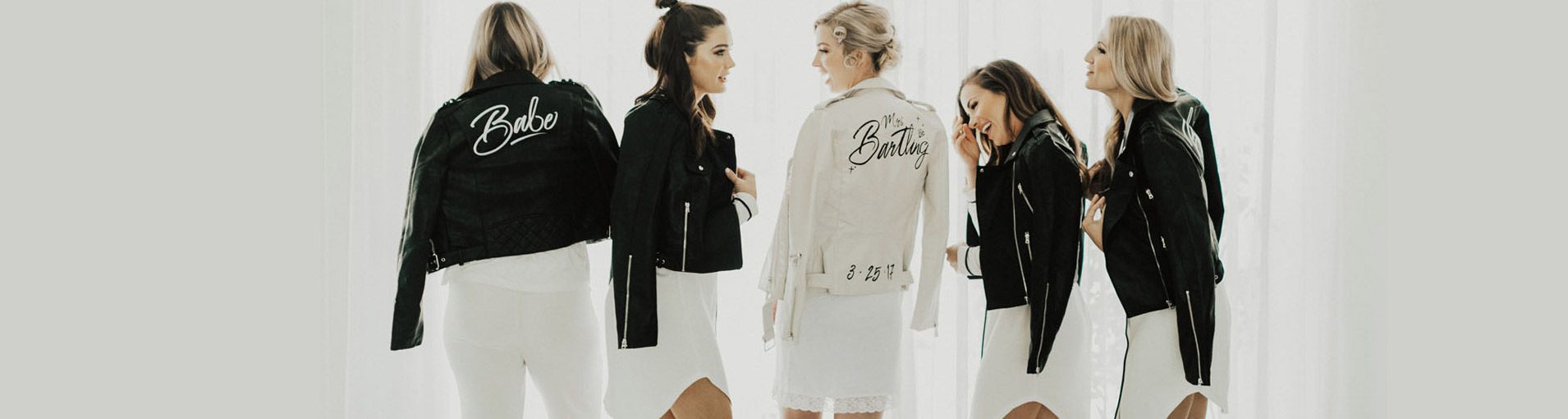 Jaquetas personalizadas para usar no casamento|Jaquetas personalizadas para casamento noiva e madrinhas|Jaquetas personalizadas para casamento Kim e Kanye West|Jaquetas personalizadas para casamento noiva boho|Jaquetas personalizadas para casamento com vestido solto|Jaquetas personalizadas para casamento acinturada na noiva|Jaquetas personalizadas para casamento noiva clássica|Jaquetas personalizadas para casamento off white|Jaquetas personalizadas para noiva romântica|Jaquetas personalizadas para noiva e madrinhas|Jaquetas personalizadas frase nas costas|Jaquetas personalizadas letra caligráfica|Jaquetas personalizadas para noiva guardar como lembrança|Jaquetas personalizadas para usar no casamento